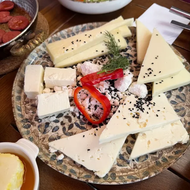 Kahvaltının peynir tabağı: tulum, kaşar, beyaz peynir, çörek otu ve bal-kaymak